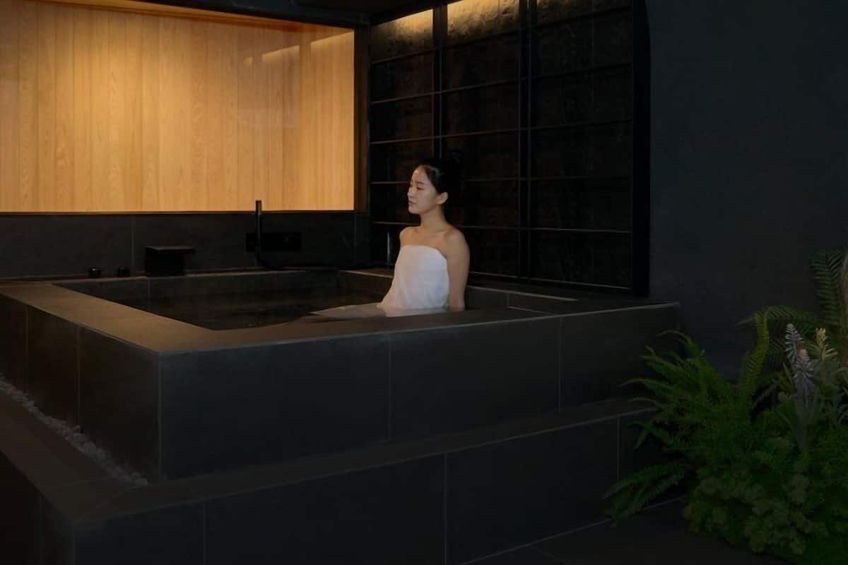 Cavern Room | Badkamer | Een haardroger, badjassen, pantoffels, een bidet