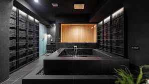 Cavern Room | Kamar mandi | Pengering rambut, sandal, kloset, dan handuk