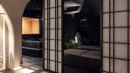 Blackout drapes, soundproofing, free WiFi, bed sheets