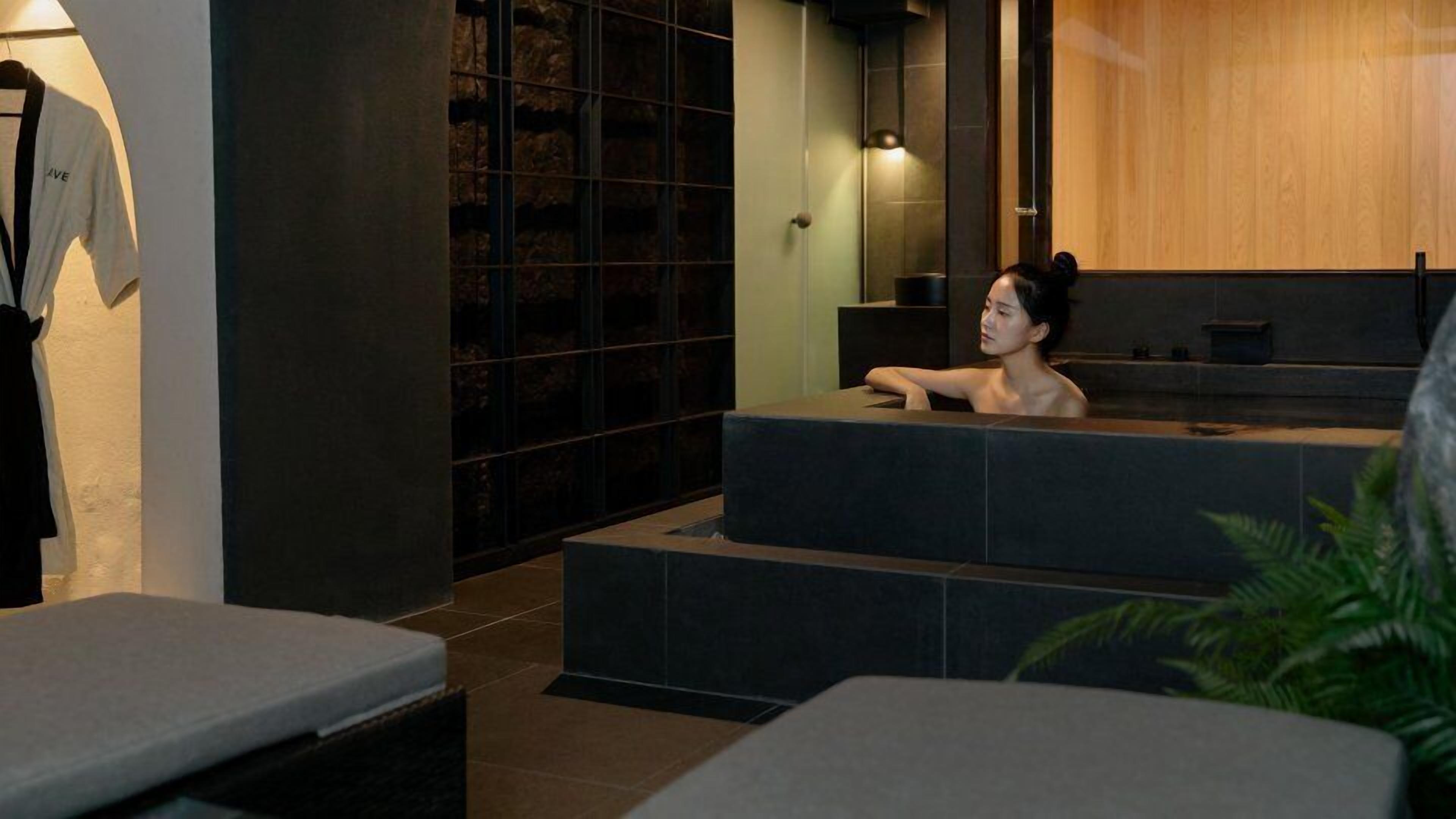 Cavern Room | Bathroom | Hair dryer, bathrobes, slippers, bidet