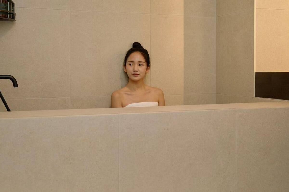 Float Room | Badkamer | Een haardroger, badjassen, pantoffels, een bidet