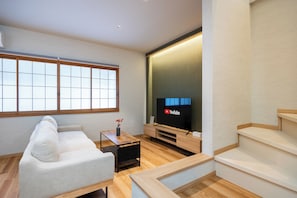 Maison luxueuse, balcon | Aire de séjour | Téléviseur à écran plat de 50 po avec télévision par câble