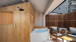 Un interior de madera con bañera de hidromasaje, zona de estar y equipo de aire acondicionado.