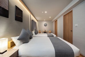 Luxury House, Balcony | Premium bedding, blackout drapes, iron/ironing board, free WiFi