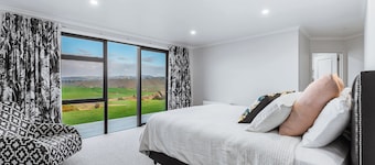 Countryside Comforts, beautiful modern house with rural and mountain views!