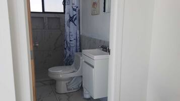 Haartrockner, Handtücher, Seife, Toilettenpapier