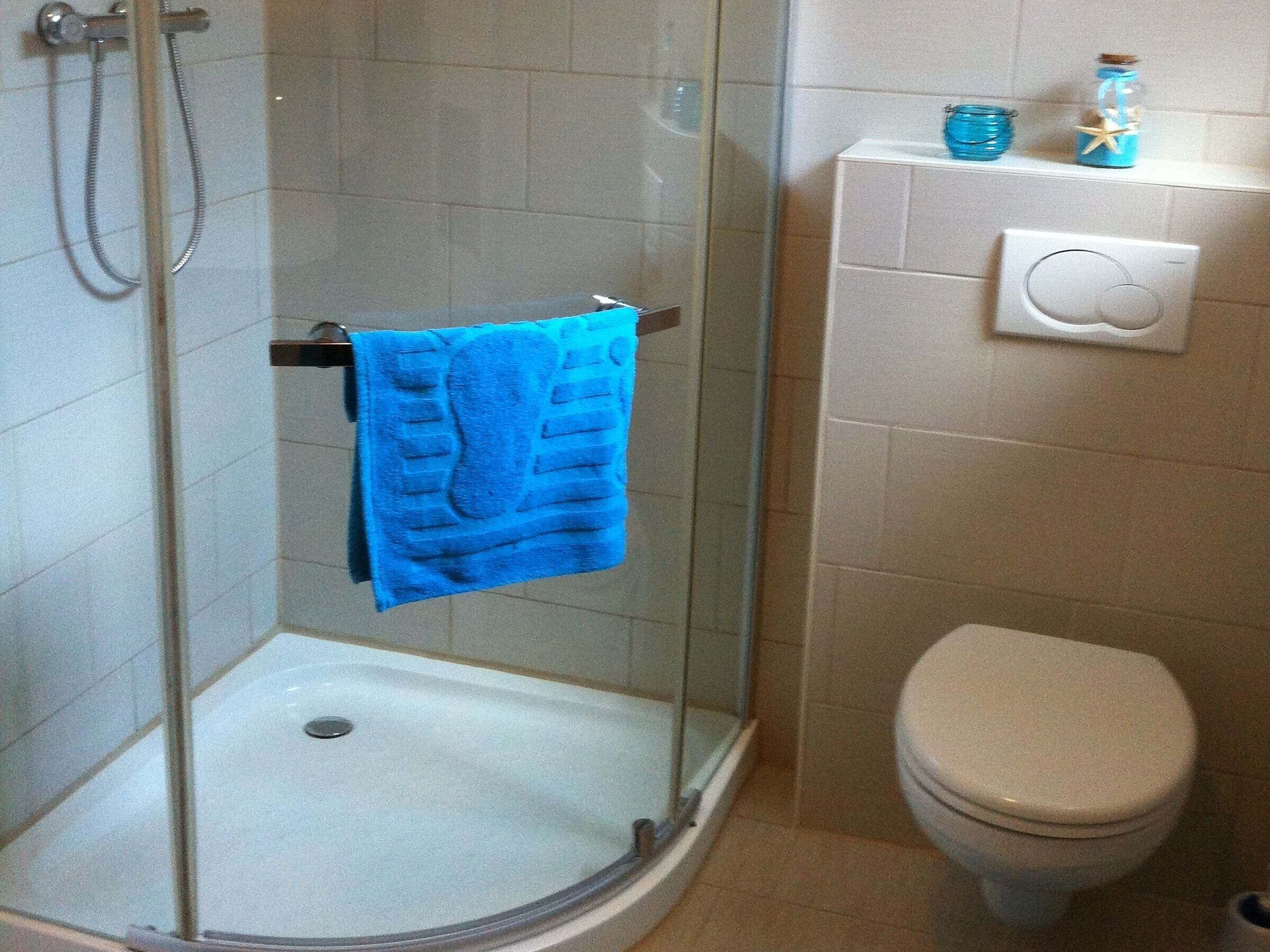 Een douche, een haardroger, handdoeken