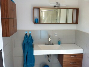 Shower, hair dryer, towels - Holiday Apartment Heike (Dettingen)