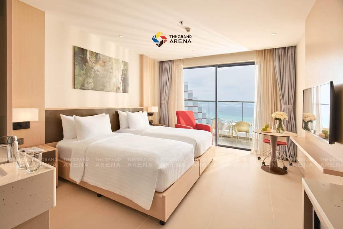 Quarto superluxo, 2 camas de solteiro, sacada, vista para o oceano | Cofres nos quartos, escrivaninha, Wi-Fi de cortesia