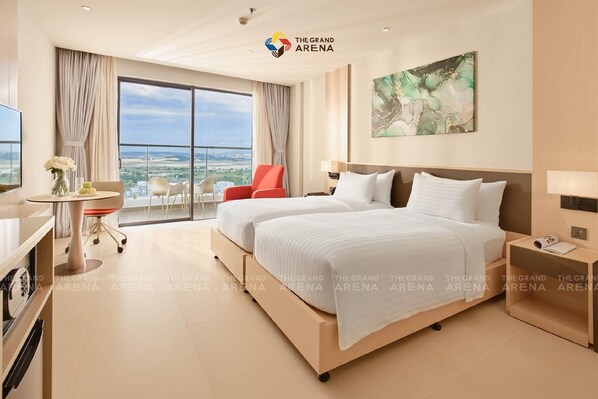 Quarto luxo, 2 camas de solteiro, sacada, vista para a colina | Cofres nos quartos, escrivaninha, Wi-Fi de cortesia