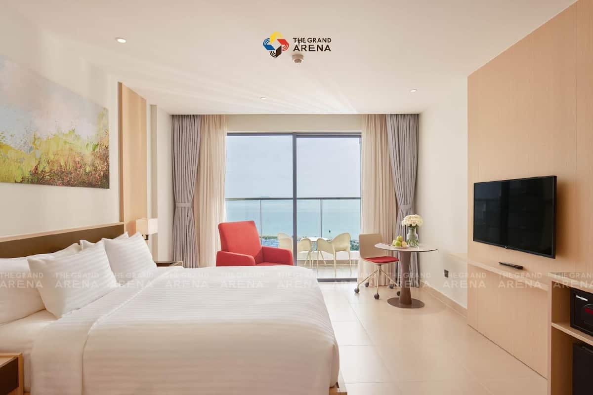 Quarto superluxo, 1 cama King, sacada, vista para o mar | Cofres nos quartos, escrivaninha, Wi-Fi de cortesia
