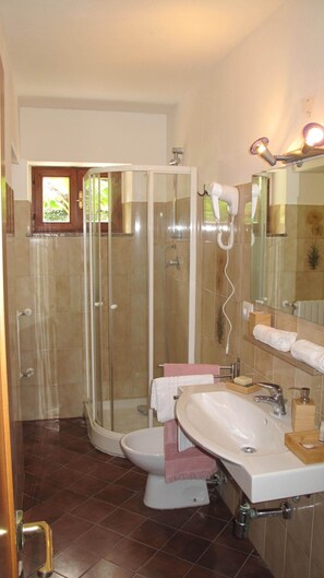 Secadora de cabello, bidet, toallas, jabón