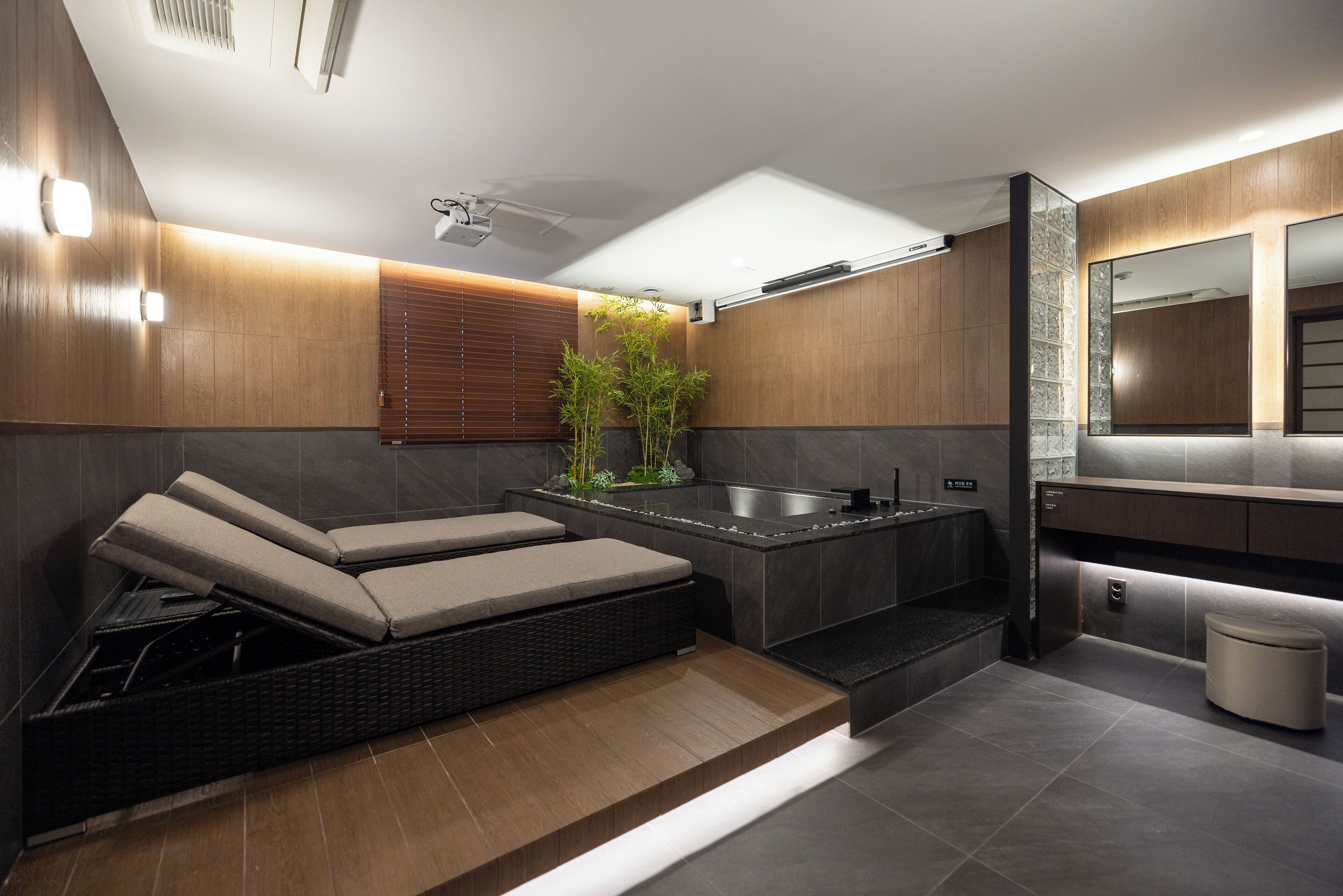 Cinema Hot Spring Suite | Premium bedding, blackout drapes, soundproofing, free WiFi