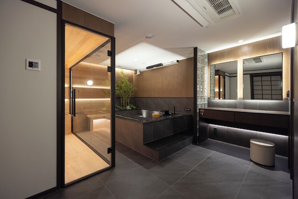 Kamar Double atau Twin Deluks | Seprai premium, tirai kedap cahaya, kedap suara, dan Wi-Fi gratis