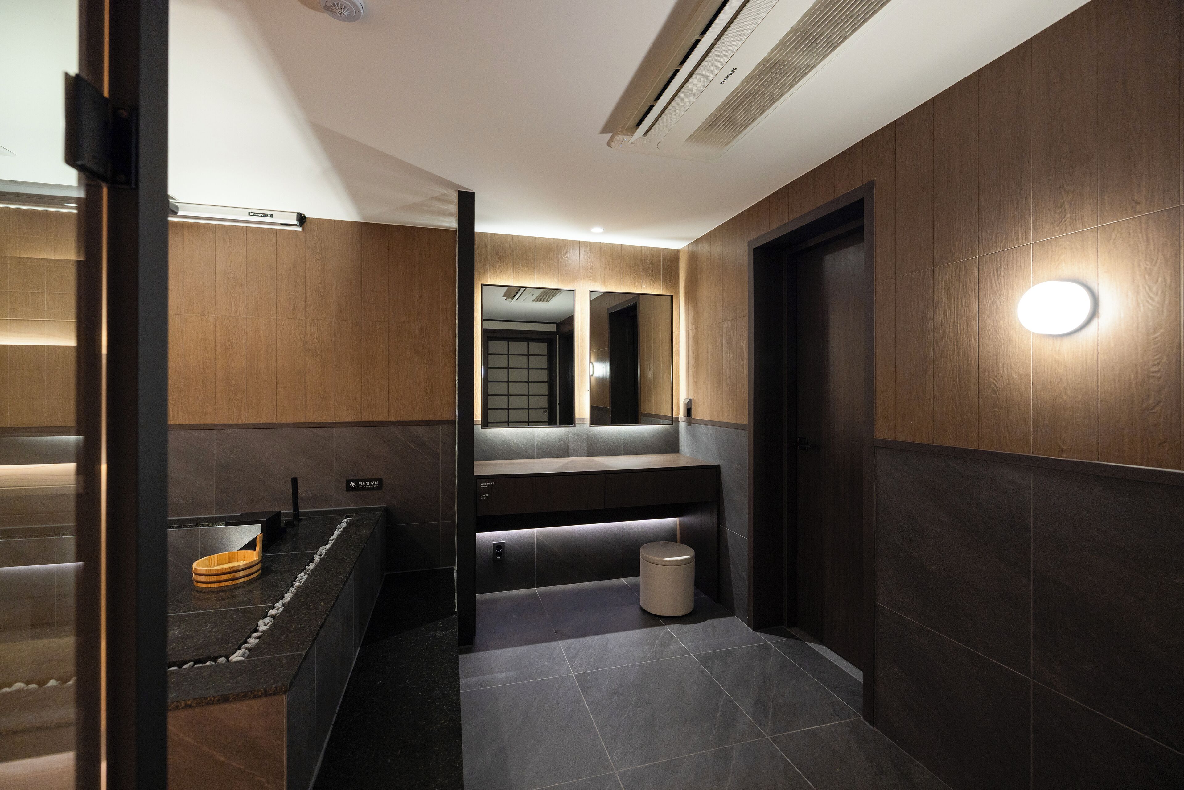 Une salle de bain moderne avec un meuble-lavabo en bois, un évier et des toilettes.