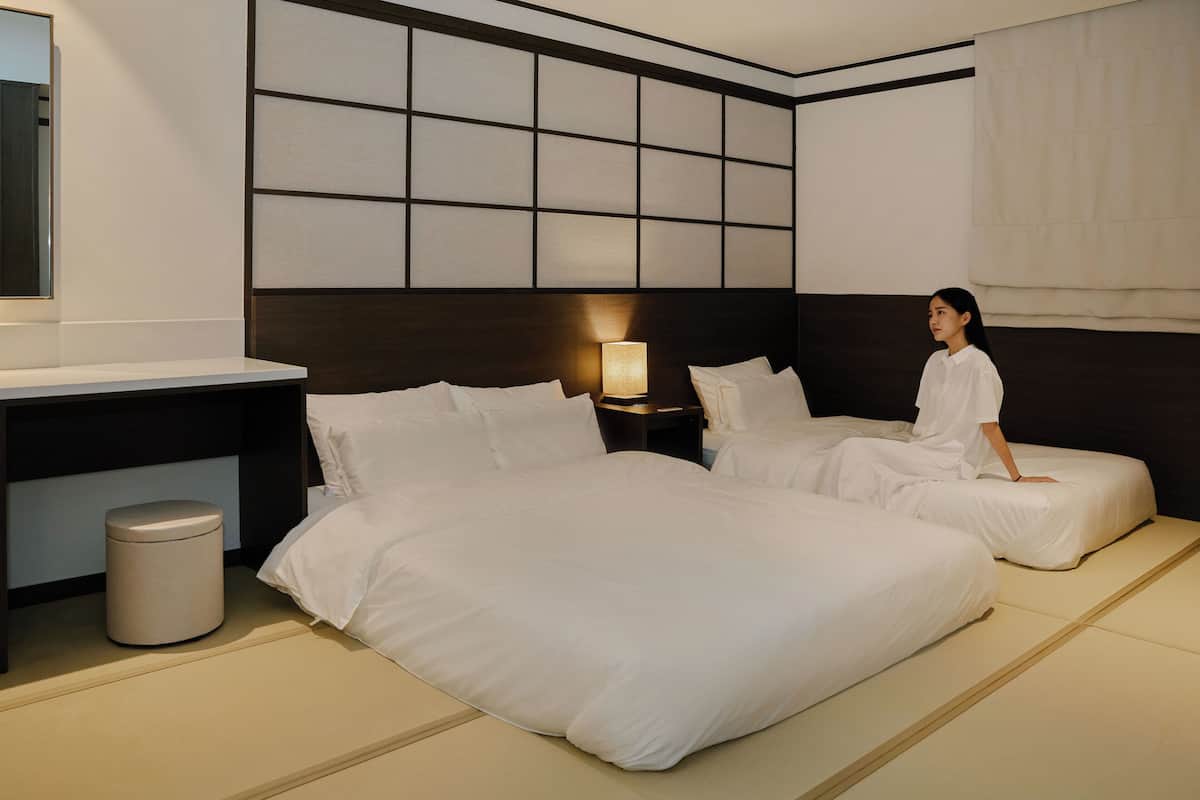 Hot spring Standard Twin | Premium bedding, blackout curtains, soundproofing, free WiFi