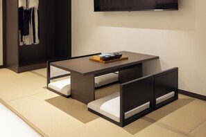 Cinema Hot Spring Suite