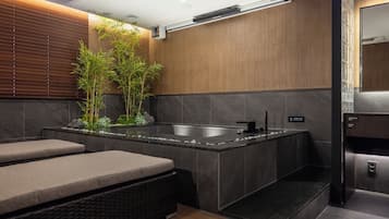 Cinema Hot Spring Suite | Roupas de cama premium, cortinas blackout, quartos à prova de som