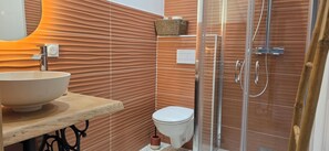 Dusche, Haartrockner, Handtücher, Seife