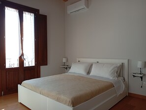 1 slaapkamer, een strijkplank/strijkijzer, wifi, beddengoed