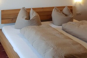2 bedrooms, internet, bed sheets
