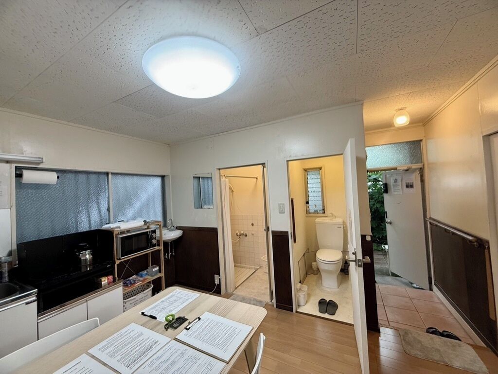 Réfrigérateur, micro-ondes, plaque de cuisson, bouilloire électrique