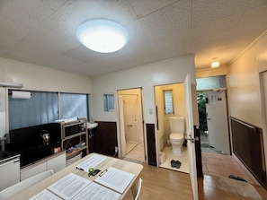 Jääkaappi, mikroaaltouuni, liesi, vedenkeitin