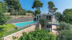 A modern villa with a swimming pool, stone walls, and lush greenery. - Villa Key West Mougins - Luxury & Serenity & Swimming pool (Mougins)