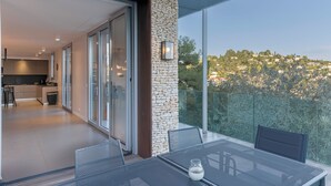 A modern kitchen with sliding doors leading to a balcony. - Villa Key West Mougins - Luxury & Serenity & Swimming pool (Mougins)