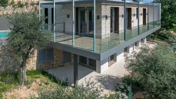 A modern house with a glass balcony, stone walls, and a pool. - Villa Key West Mougins - Luxury & Serenity & Swimming pool (Mougins)