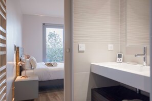 4 bedrooms, desk, iron/ironing board, free WiFi