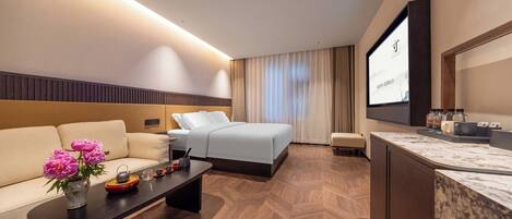 Habitación clásica doble | Ropa de cama de alta calidad y edredones de plumas