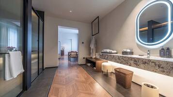 Luxury Suite | Bathroom | Shower, rainfall showerhead, free toiletries, hair dryer