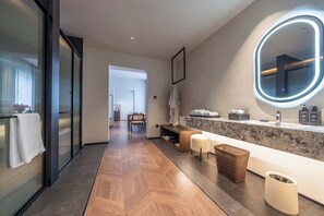 Suite Mewah | Kamar mandi | Shower, pancuran hujan, perlengkapan mandi gratis, dan pengering rambut