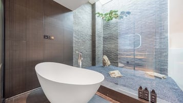 Phòng Suite Superior | Phòng tắm | Buồng tắm vòi sen, vòi sen phun mưa, đồ dùng nhà tắm miễn phí