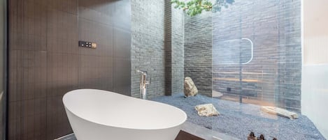 Superior Suite | Bathroom | Shower, rainfall showerhead, free toiletries, hair dryer