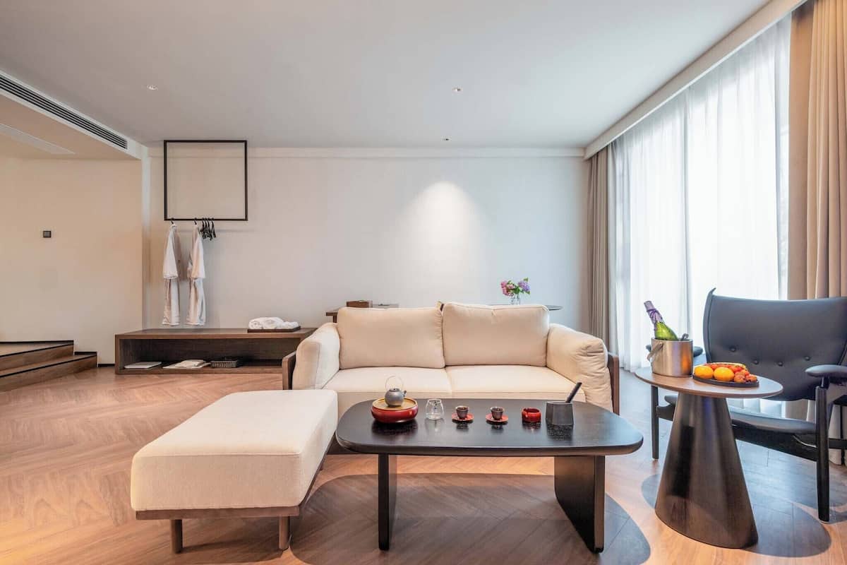ห้องซูพีเรียสวีท | เครื่องนอนระดับพรีเมียม, ผ้านวมขนเป็ด, มินิบาร์ฟรี, ผ้าม่านกันแสง