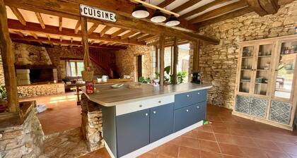 Old house in a quiet natural setting with swimming pool