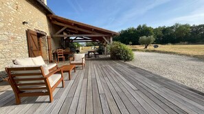 Outdoor dining - Old house in a quiet natural setting with swimming pool (Saint-Jory-las-Bloux)