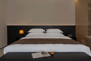 Seprai premium, selimut bulu angsa, dan minibar gratis