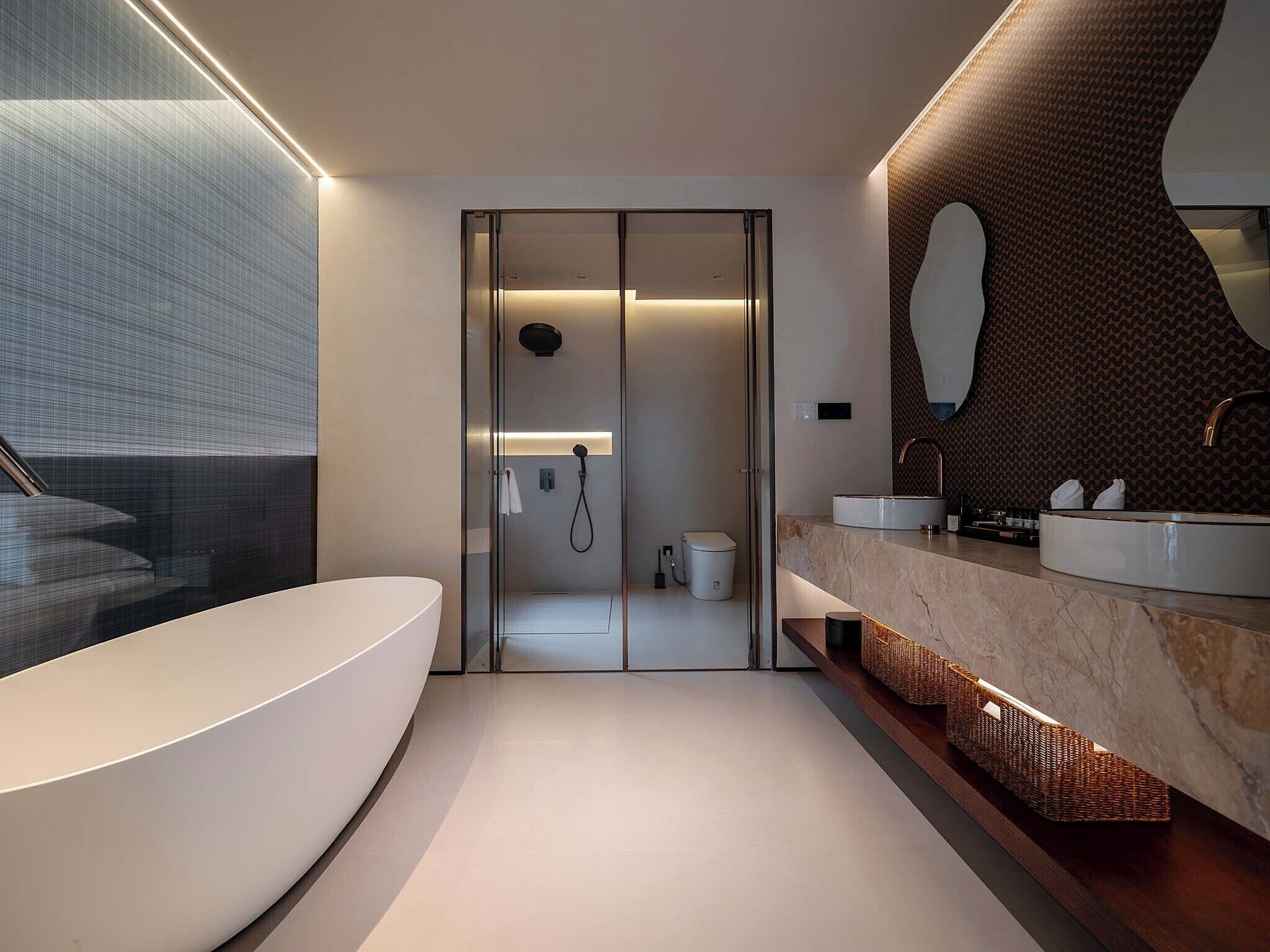 Superior Suite, Courtyard View | Bathroom | Free toiletries, hair dryer, slippers, towels