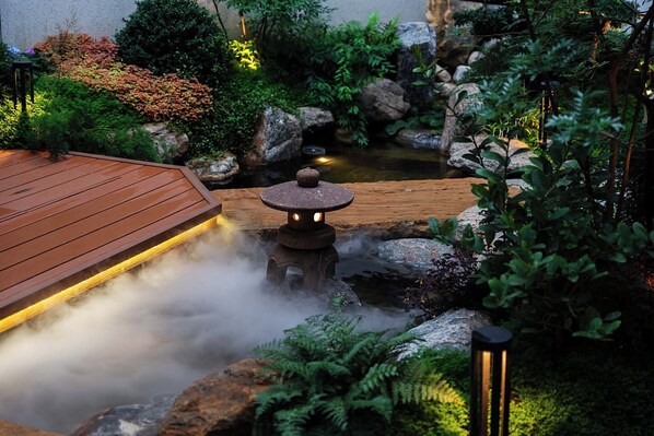 Senior Double Room, Courtyard View | Garden view - Qi Yi Nanxu Pavilion Homestay (Kunming)