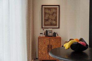 Suite Mewah, pemandangan halaman | Seprai premium, selimut bulu angsa, dan minibar gratis