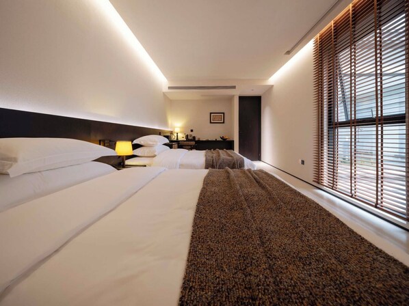 Kamar Twin Senior, pemandangan halaman | Seprai premium, selimut bulu angsa, dan minibar gratis