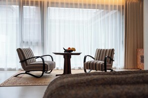 Suite Mewah, pemandangan halaman | Seprai premium, selimut bulu angsa, dan minibar gratis