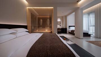 Superior-Suite, Blick auf den Innenhof | Hochwertige Bettwaren, Daunenbettdecken, kostenlose Minibar