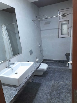Deluxe Double or Twin Room, City View | Bathroom