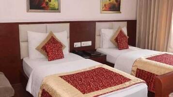 Camera Deluxe con letto matrimoniale o 2 letti singoli, vista città | Ferro/asse da stiro, Wi-Fi gratuito