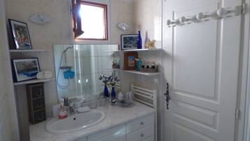 Een douche, een haardroger, handdoeken, zeep