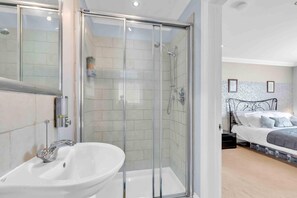 3 bedrooms - Sea Downs House With Free Parking By My Getaways (Peacehaven)